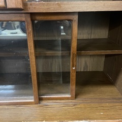 アンティークの木製の食器棚の画像