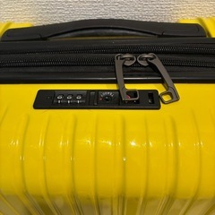 機内持ち込みサイズ　ミニオンカラーのキャリーケースの画像