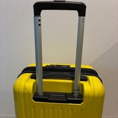機内持ち込みサイズ　ミニオンカラーのキャリーケースの画像