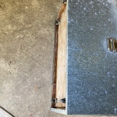 昭和レトロ　ブリキ缶　衣装ケース　キャスター4個付の画像