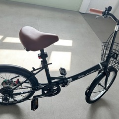 新品に近い、20インチ折りたたみ、6速変速自転車の画像