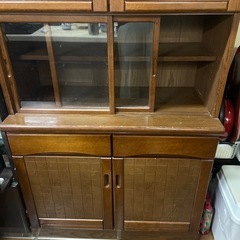 アンティークの木製の食器棚の画像