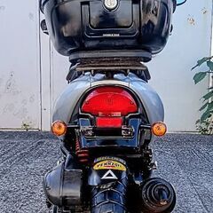 非常に良いエンジンです。Kymco Top Boy 100cc。非常に速いバイクです。2ストロークエンジンオイルは満タンです。ヘルメットケース付き。フロントディスクブレーキ付き。サイドスタンド付き。 ◆安い価格で安心して乗れる良いバイクを提供しています。の画像