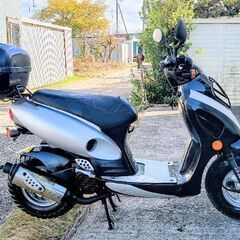 非常に良いエンジンです。Kymco Top Boy 100cc。非常に速いバイクです。2ストロークエンジンオイルは満タンです。ヘルメットケース付き。フロントディスクブレーキ付き。サイドスタンド付き。 ◆安い価格で安心して乗れる良いバイクを提供しています。の画像
