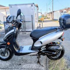非常に良いエンジンです。Kymco Top Boy 100cc。非常に速いバイクです。2ストロークエンジンオイルは満タンです。ヘルメットケース付き。フロントディスクブレーキ付き。サイドスタンド付き。 ◆安い価格で安心して乗れる良いバイクを提供しています。の画像