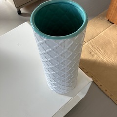 傘立て陶器白いデザイン物の画像