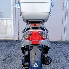 非常に良いエンジン。SYM Attila 125。ヘルメットケース付き。フロントディスクブレーキ付き。サイドスタンド付き。走行距離2428キロ。 ◆安い価格で安心して乗れる良いバイクを提供しています。の画像