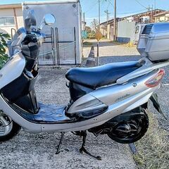 非常に良いエンジン。SYM Attila 125。ヘルメットケース付き。フロントディスクブレーキ付き。サイドスタンド付き。走行距離2428キロ。 ◆安い価格で安心して乗れる良いバイクを提供しています。の画像