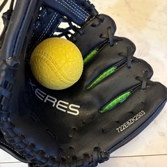 子供用グローブとボールの画像