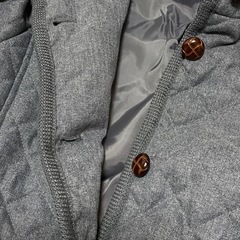 グレーのアウターの画像