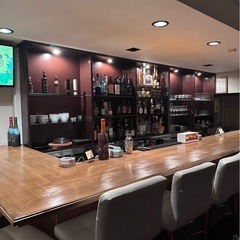 ✨オシャレに“夜稼ぎ”しよう！BARスタッフ募集✨ 笑顔があれば未経験でも大丈夫😊 仲のいい先輩たちが、できるようになるまでしっかりサポートします🙌の画像