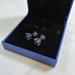 シルバー925 青色 スクエアカット ピアスの画像