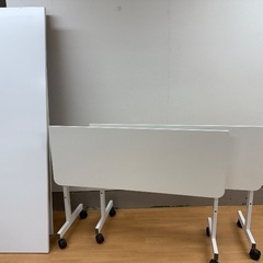 白テーブル譲渡x3と丸テーブルx9と折り畳み椅子x6の画像