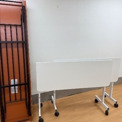 白テーブル譲渡x3と丸テーブルx9と折り畳み椅子x6の画像