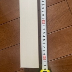 壁にコートなどをかけるレールの画像