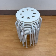 白テーブル譲渡x3と丸テーブルx9と折り畳み椅子x6の画像