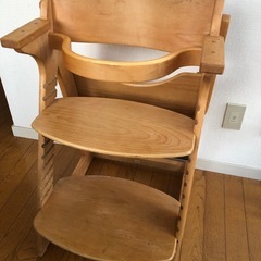木製ベビー椅子の画像