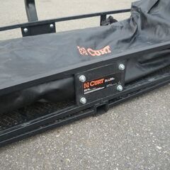 CURT製 カーゴキャリア ヒッチカーゴ 汎用(2インチヒッチメンバー装着車) 防水バッグ付き 幅156.5cm カーゴネット欠品 苫小牧西店の画像