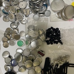  未使用材料　大量 多種髪飾　ヘアゴム缶バッジ用パーツセットと接着剤などの画像