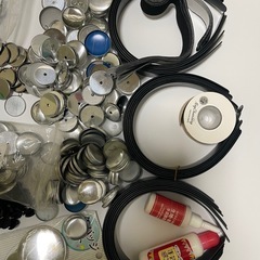  未使用材料　大量 多種髪飾　ヘアゴム缶バッジ用パーツセットと接着剤などの画像