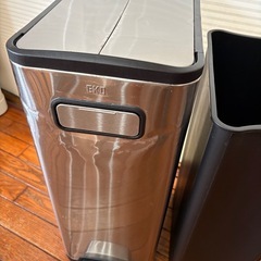 清掃、天日干し済み　EKO ゴミ箱　フラップ、ペダルしき式　30Lの画像