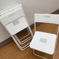 白テーブル譲渡x3と丸テーブルx9と折り畳み椅子x6の画像