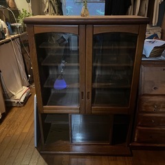 アンティークの木製の食器棚の画像