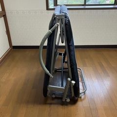 折りたたみ簡易ベッドの画像