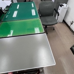 オフィス机、椅子、袖机2個の画像