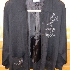 黒いベスト、カーディガン、セーターの画像