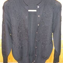 黒いベスト、カーディガン、セーターの画像