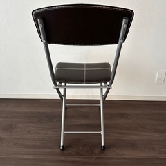 折りたたみ椅子の画像