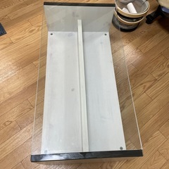 ガラステーブルの画像