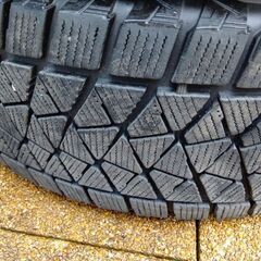ブリジストンスタッドレスタイヤ4本の画像