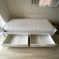 【無料0円】IKEA・BRIMNES ブリムネス デイベッド 引き出し2/マットレス2付き, ホワイト/オーフィエル の画像