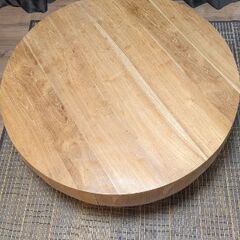 木製の丸テーブルの画像