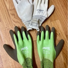 グローブ、手袋色々、おまけにキャスター付きリュックの画像