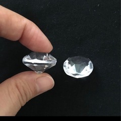 ダイヤ型の石　飾り　４０個くらいの画像