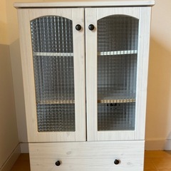 清楚なカントリーテイストキャビネットの画像