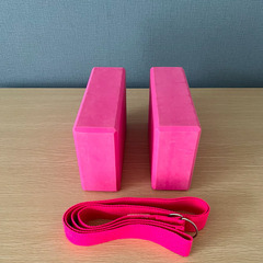 ヨガブロックとベルトの画像