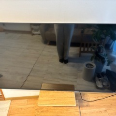 58型テレビとテレビ台の画像