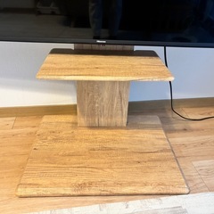 58型テレビとテレビ台の画像