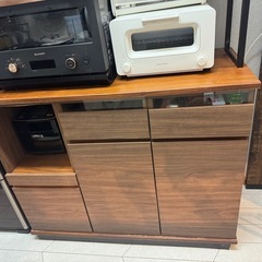 木目×アイアンの食器棚の画像