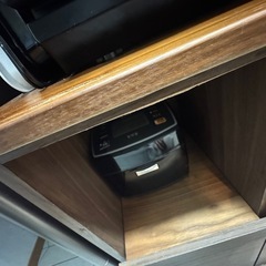 木目×アイアンの食器棚の画像