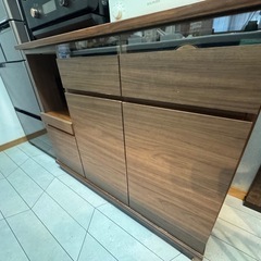 木目×アイアンの食器棚の画像