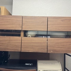 木目×アイアンの食器棚の画像