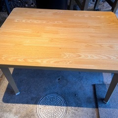 折りたたみテーブルの画像