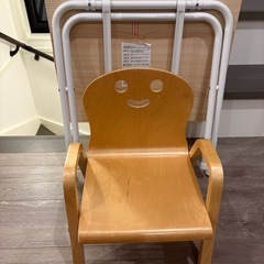 こども椅子と折り畳み机の画像