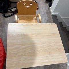 こども椅子と折り畳み机の画像