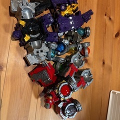 仮面ライダーのソフビ、ヒーローの変身ベルトの画像